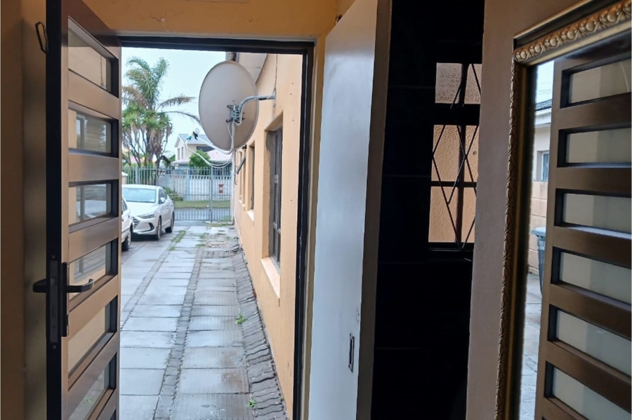 To Let 1 Bedroom Property for Rent in Athlone Western Cape